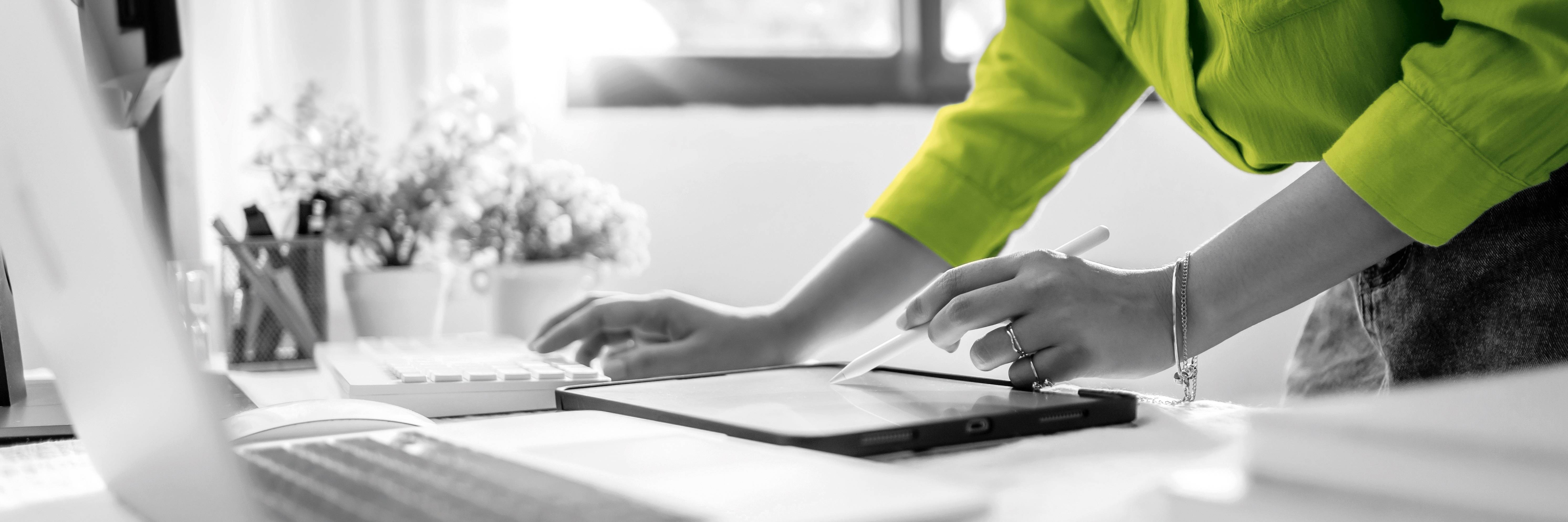 Arbeitsplatz mit Laptop, Tablet und Skizzen